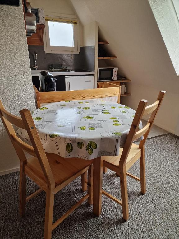 d'une table, de deux chaises, d'une table et d'une cuisine. dans l'établissement Studio Le Gentiane, à Le Haut-Breda