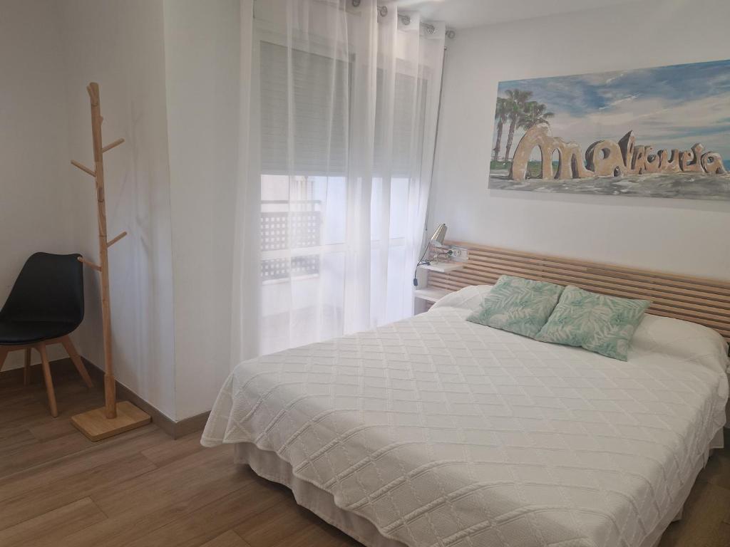 A bed or beds in a room at Pavone Apartments Málaga