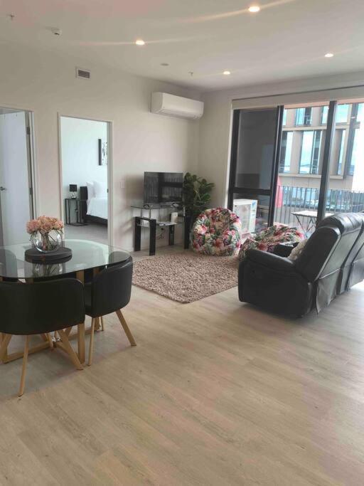 2 Bedrooms apprtmt Plus Underground Parking in CBD - Resim 11