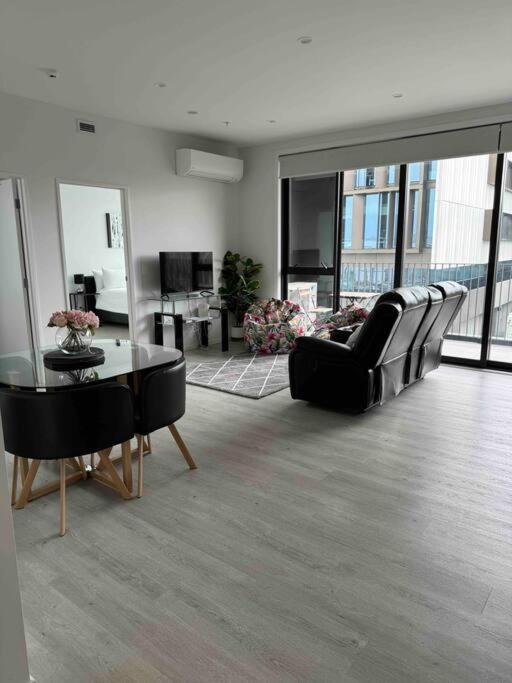 2 Bedrooms apprtmt Plus Underground Parking in CBD - Resim 19