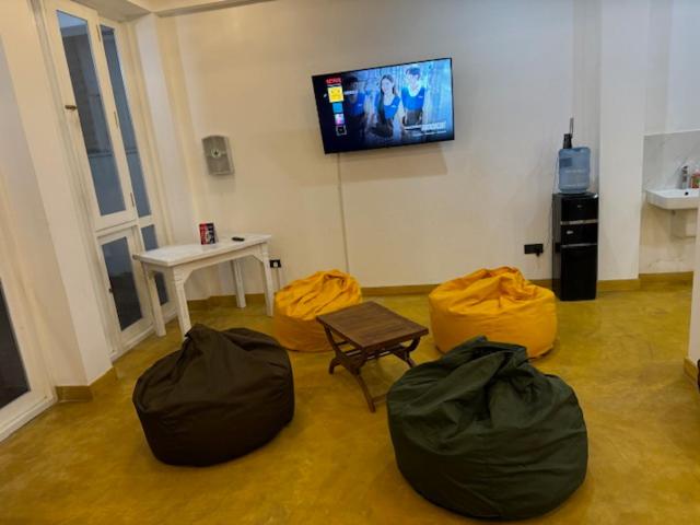 TV a/nebo společenská místnost v ubytování Downtown Hostels Mirissa