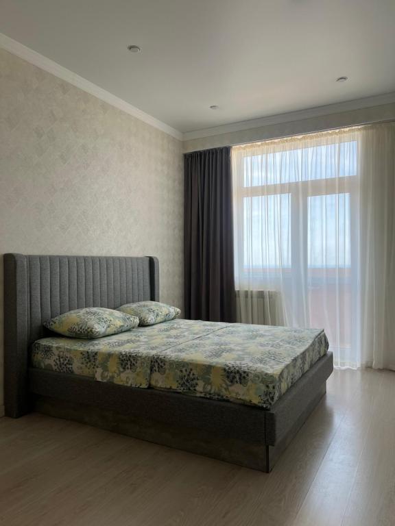 Postel nebo postele na pokoji v ubytování Green Plaza Трехкомнатная