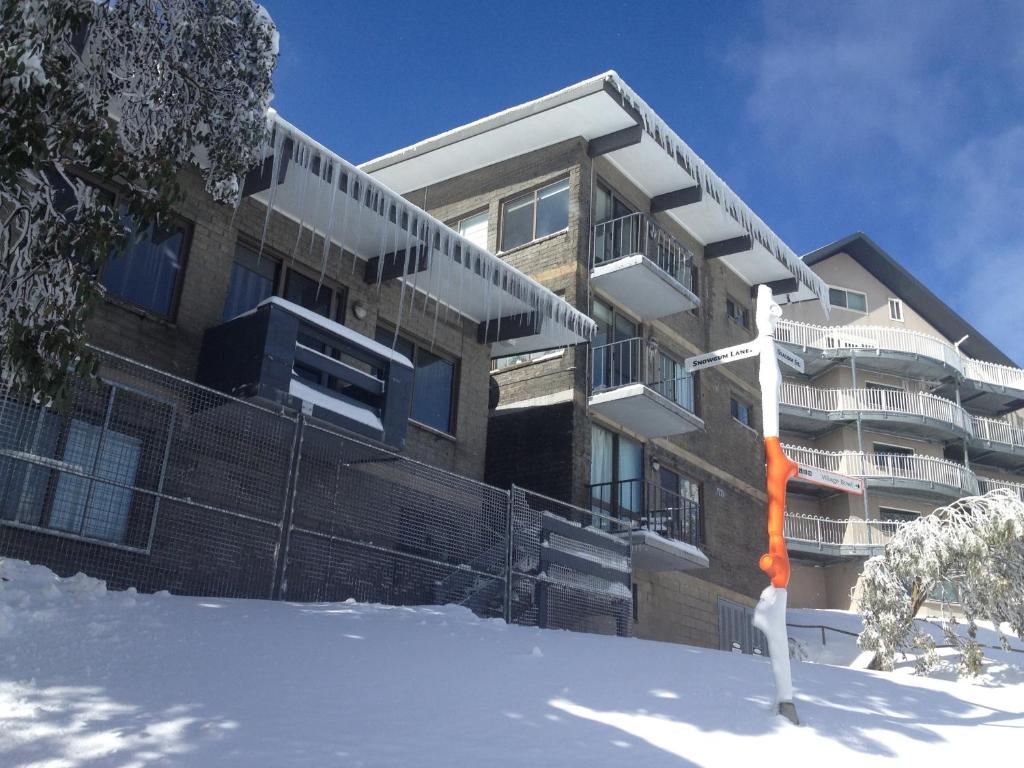 een gebouw in de sneeuw met een oranje lint ervoor bij Rocky Valley 11 in Falls Creek