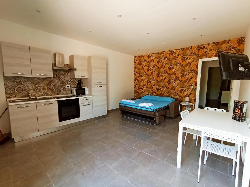 A kitchen or kitchenette at LA PIANETTA case vacanze