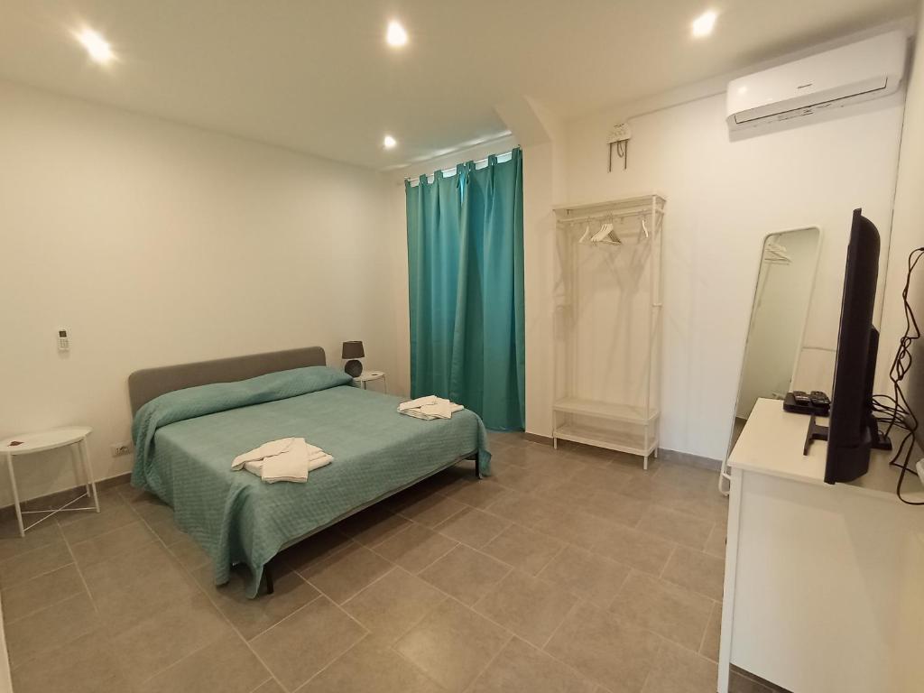 A bed or beds in a room at LA PIANETTA case vacanze