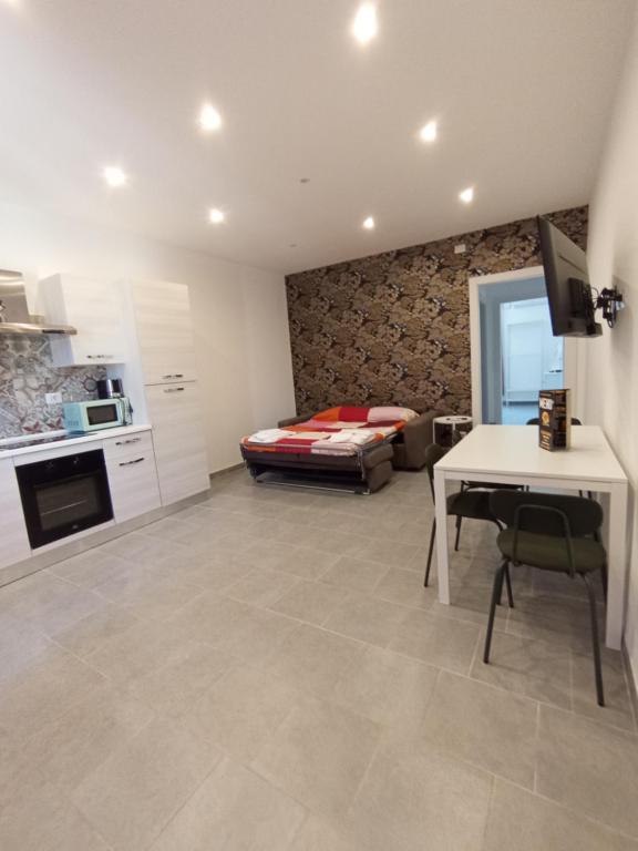 A kitchen or kitchenette at LA PIANETTA case vacanze
