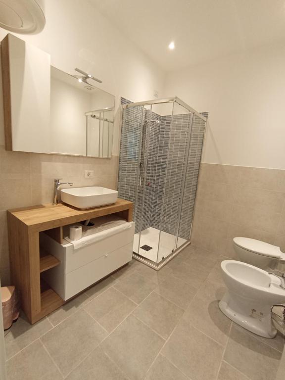 A bathroom at LA PIANETTA case vacanze