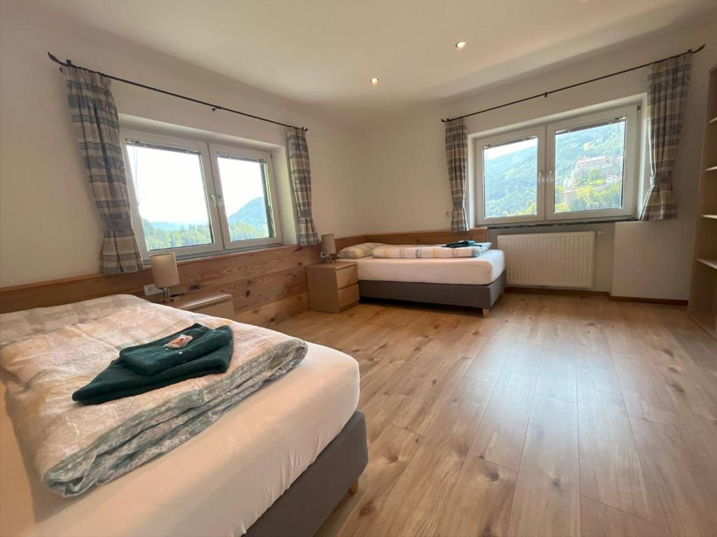 Postel nebo postele na pokoji v ubytování Haus Biechl mit Blick auf die Burg Hohenwerfen
