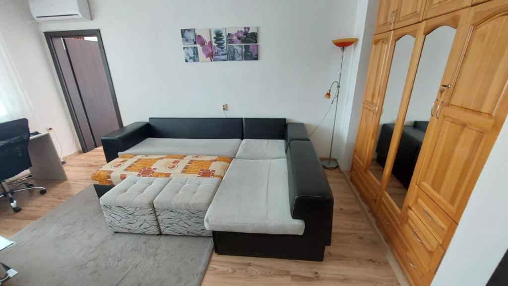 Posezení v ubytování 3 Rooms Apartment, Top Center, 1st Floor, AUBG, WiFi, PC i5 SSD, Tablet, AndroidMiTvBox, 3 LED TVs 200 Channels, Long Terrace, Self-Easy-Late Check-in, Stay Before Greece