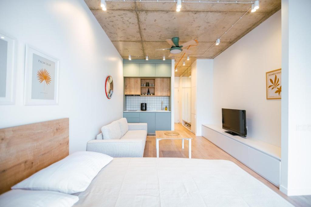 Μια τηλεόραση ή/και κέντρο ψυχαγωγίας στο Tsikhisdziri Apartments at bamboo