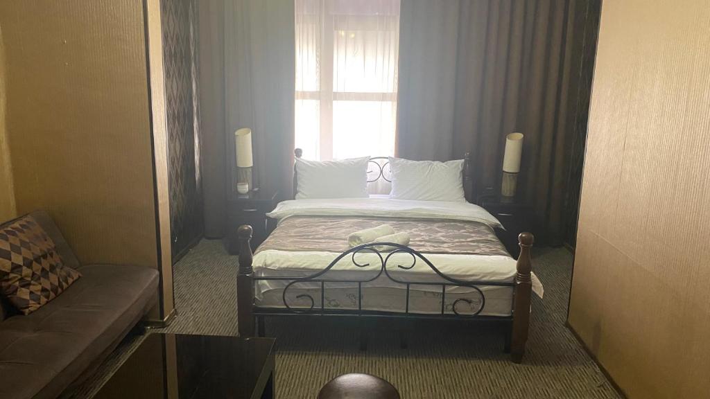 Postel nebo postele na pokoji v ubytování Hotel Old Rustaveli