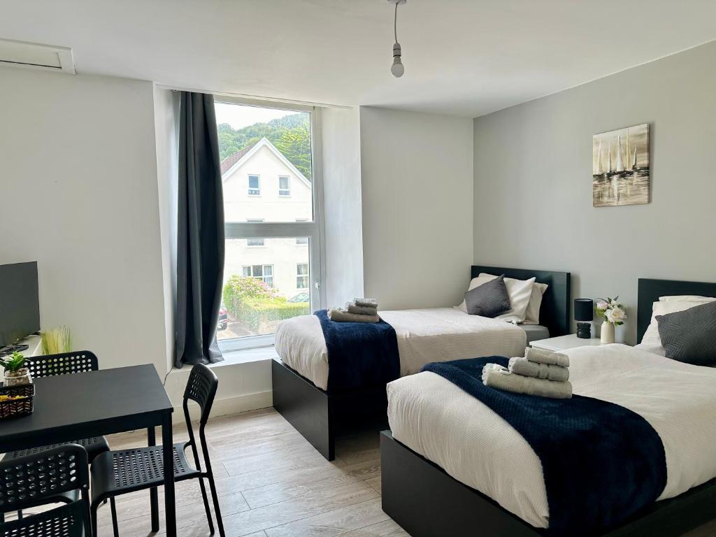 Giường trong phòng chung tại Cosy Modern 2 Bedroom Apartment - Neath Road Port Talbot Near Briton Ferry Train Station