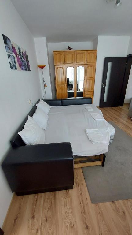 Postel nebo postele na pokoji v ubytování 3 Rooms Apartment, Top Center, 1st Floor, AUBG, WiFi, PC i5 SSD, Tablet, AndroidMiTvBox, 3 LED TVs 200 Channels, Long Terrace, Self-Easy-Late Check-in, Stay Before Greece