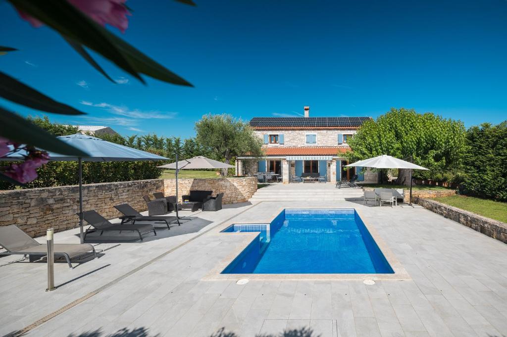 Mon Perin Castrum - House of Nice Memories
