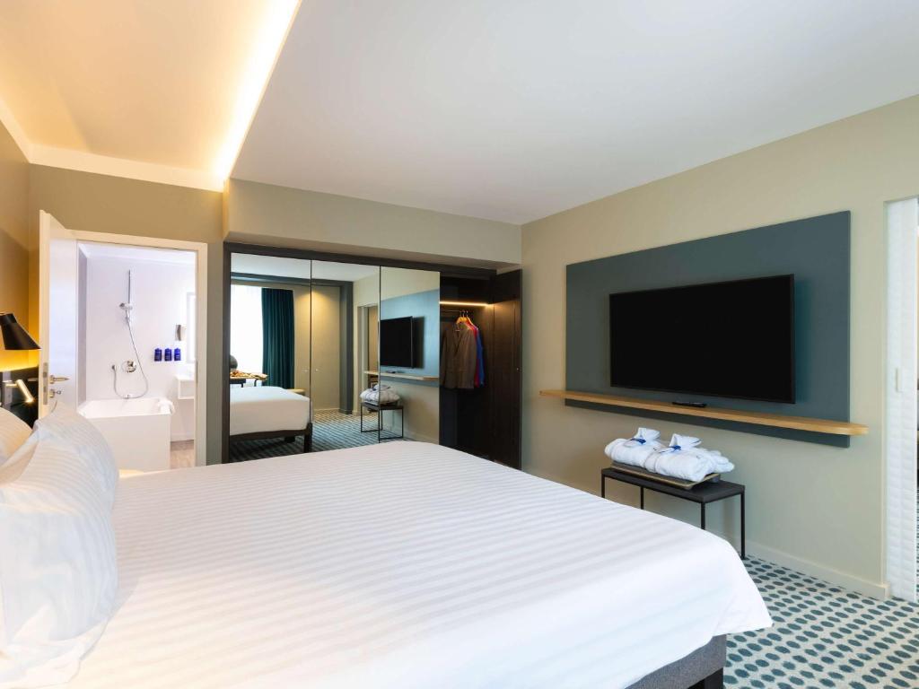 TV a/nebo společenská místnost v ubytování Novotel Luxembourg Kirchberg