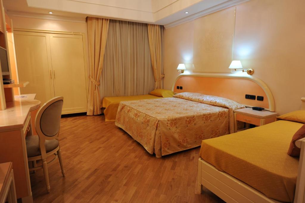 Postel nebo postele na pokoji v ubytování LH Hotel Domus Caesari