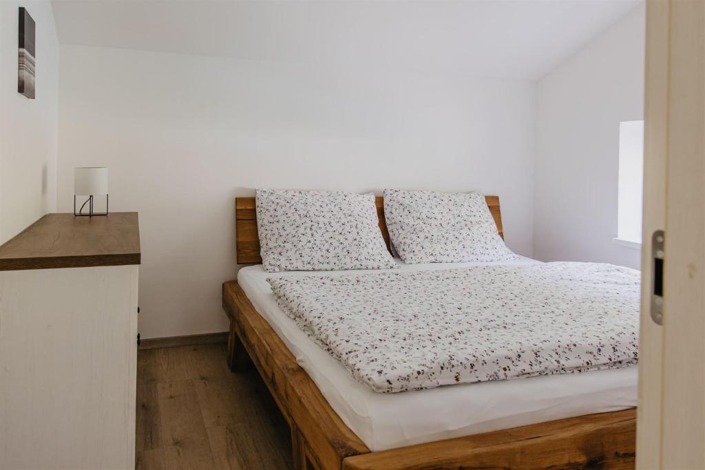 Postel nebo postele na pokoji v ubytování Chalupa Bezvětří