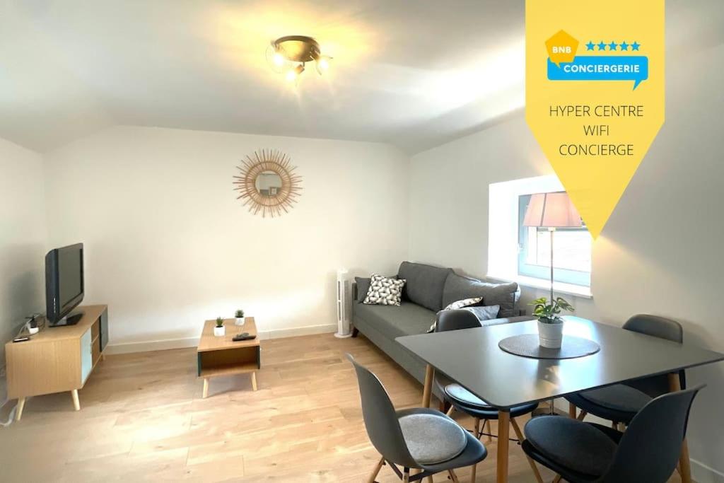 un salon avec une table et un canapé dans l'établissement Hyper Centre Charmant T2 idéalement situé, à Vienne