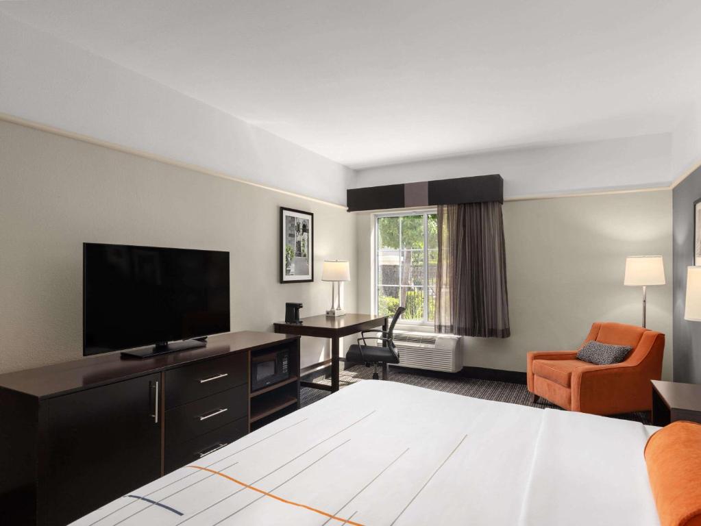 La Quinta by Wyndham Santa Clarita - Valencia - Deluxe Zimmer Mit Kingsize-Bett
