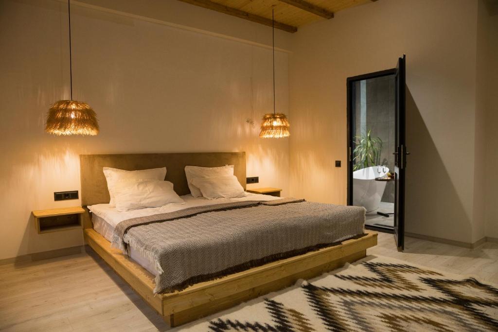 Postel nebo postele na pokoji v ubytování The Nest Guesthouse - Vanadzor