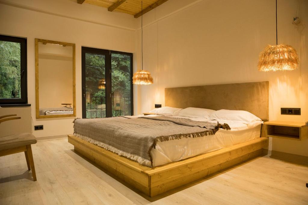 Postel nebo postele na pokoji v ubytování The Nest Guesthouse - Vanadzor