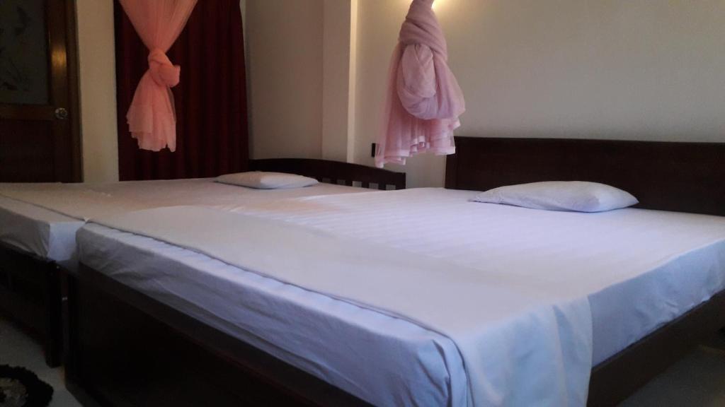 Postel nebo postele na pokoji v ubytování Royal Grand Guest Inn Ella