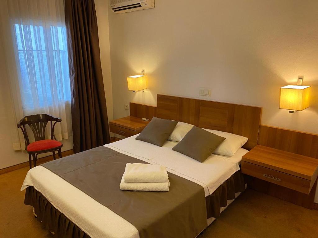 Postel nebo postele na pokoji v ubytování Melis Hotel Kusadasi