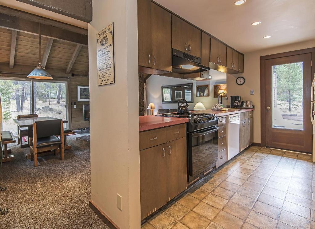 cocina grande con armarios de madera y comedor en Landrise 10 - Meredith Lodging, en Sunriver
