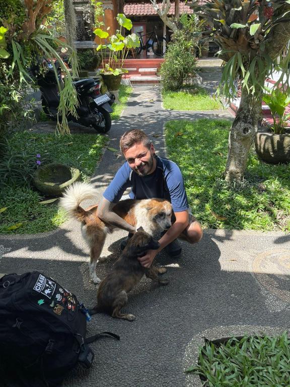 Domácí mazlíčci ubytovaní s hosty v ubytování Raditya Homestay