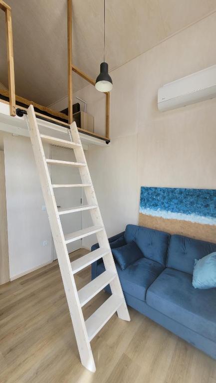 Palanda nebo palandy na pokoji v ubytování Seaside Tiny Maheri