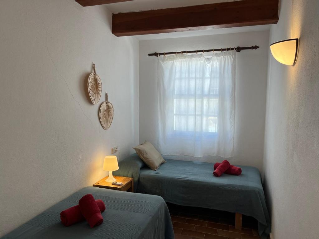 Łóżko lub łóżka w pokoju w obiekcie Es CASTELL 2 7 by SOM Menorca