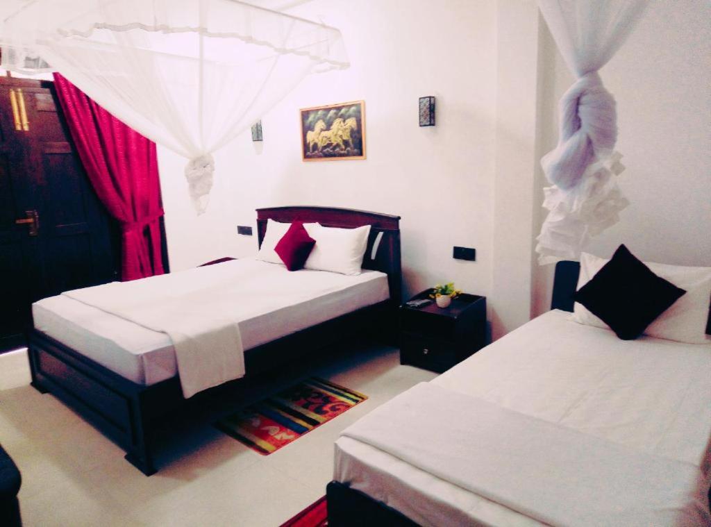 Postel nebo postele na pokoji v ubytování Royal Grand Guest Inn Ella