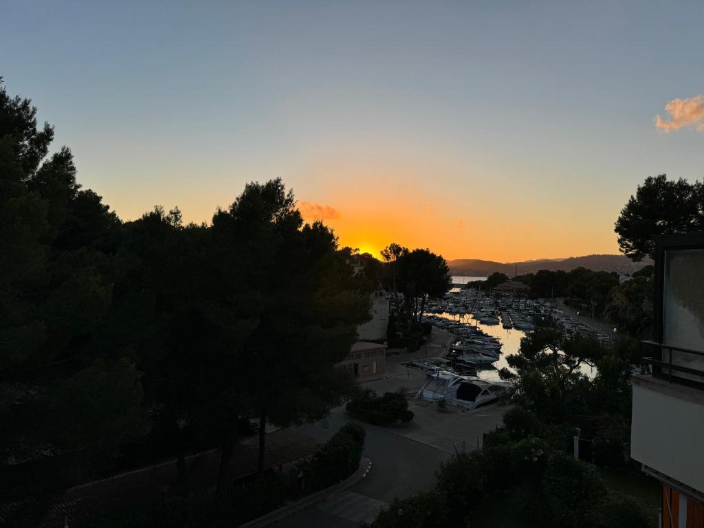 a view of a parking lot at sunset at Urlaub mit Kinder und Freunden in Santa Ponsa
