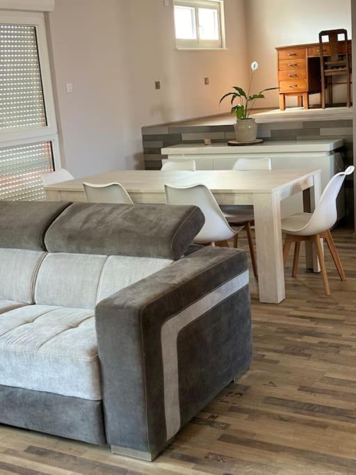 un salon avec un canapé, une table et des chaises dans l'établissement La Grange Alsacienne, à Westhouse