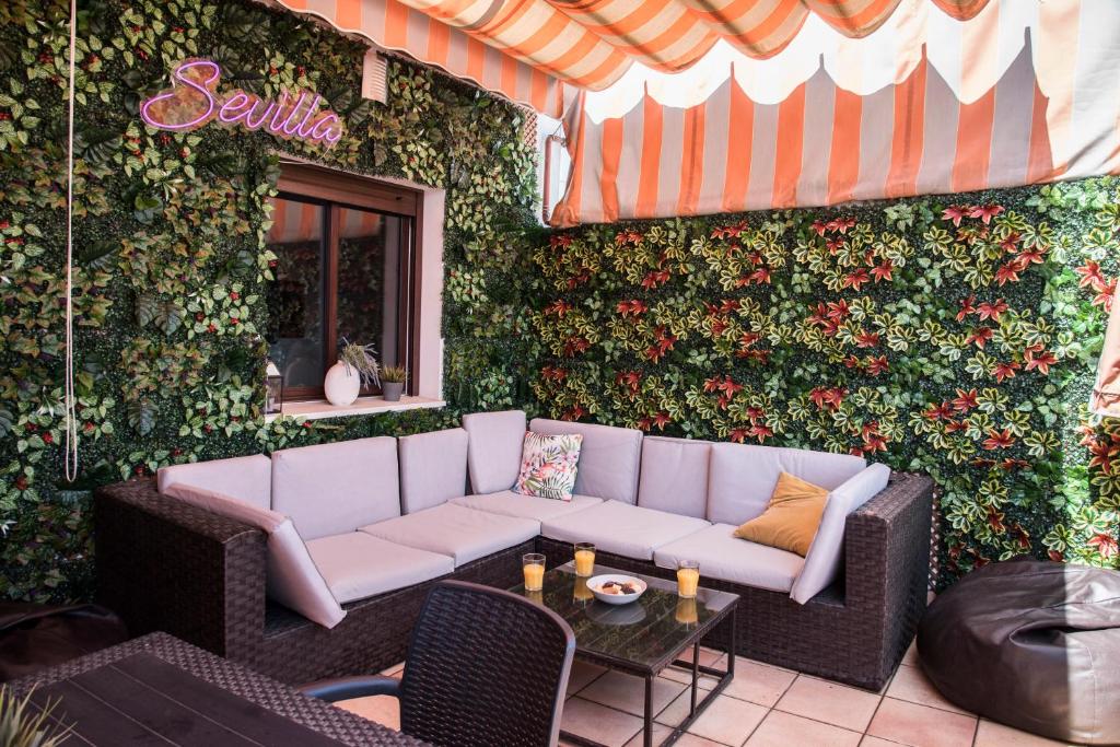Khu vực ghế ngồi tại NightInSevilla Bailen free parking