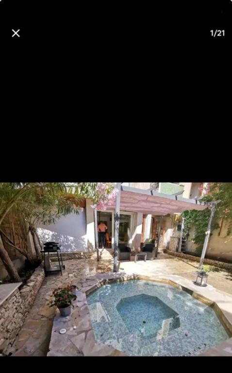 une petite piscine en face d'une maison dans l'établissement Galinette, à Marseille
