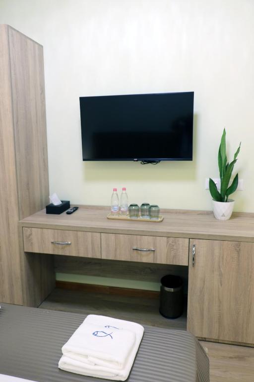 TV a/nebo společenská místnost v ubytování Rifat Peshkatari Hotel