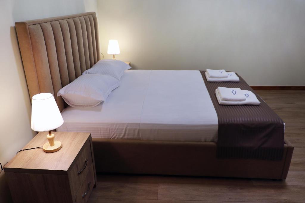 Postel nebo postele na pokoji v ubytování Rifat Peshkatari Hotel
