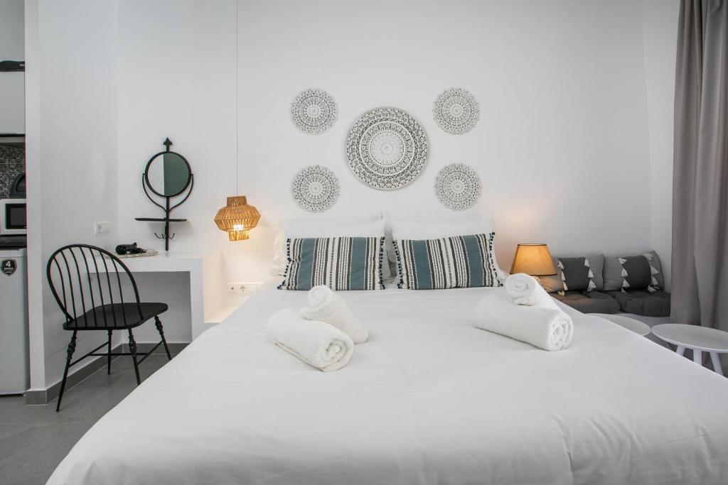 Postel nebo postele na pokoji v ubytování Calma Luxury Studios & Suites