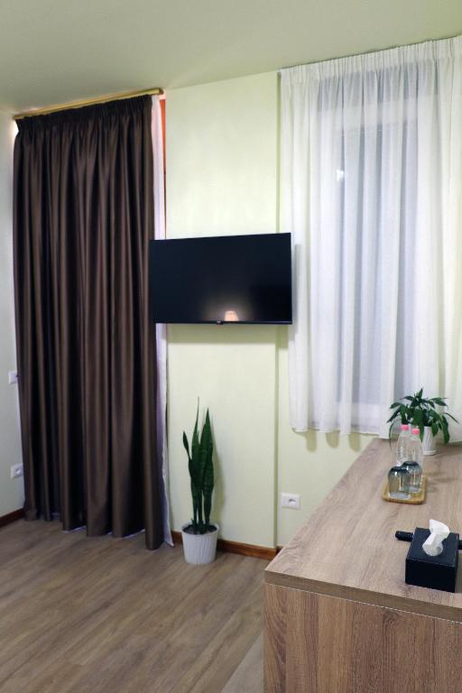 TV a/nebo společenská místnost v ubytování Rifat Peshkatari Hotel