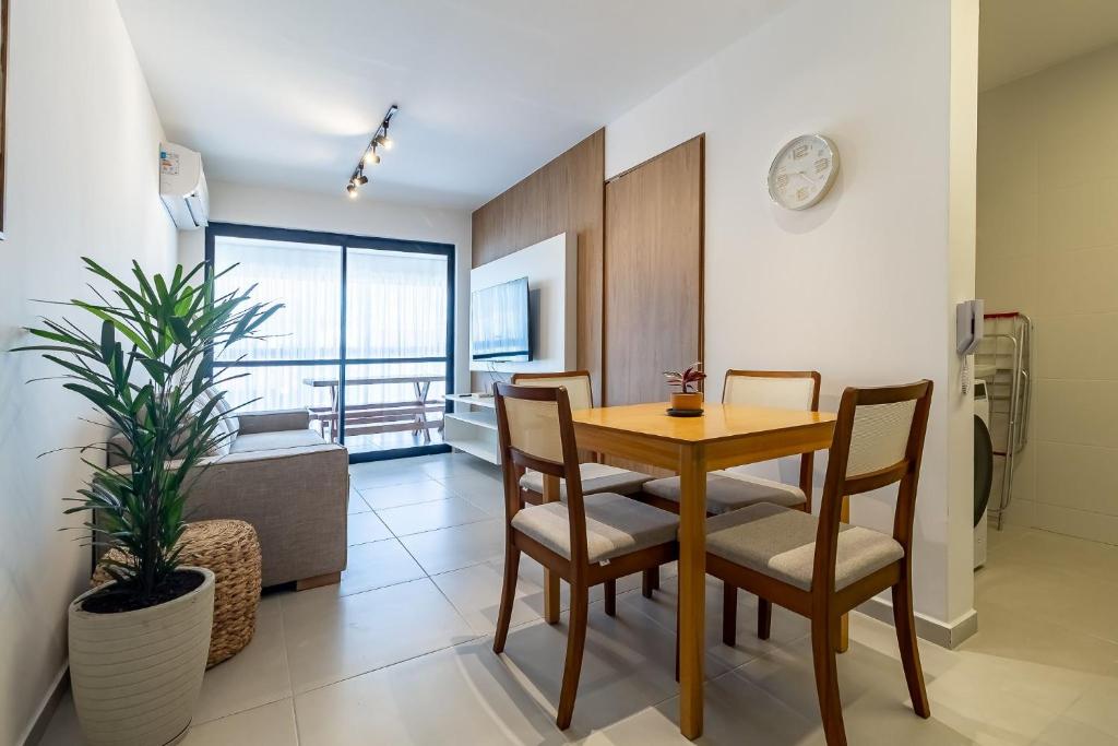 ein Esszimmer mit Tisch und Stühlen in der Unterkunft Refúgio Tropical no San Martin - Destino BSM 203 A in Barra de São Miguel