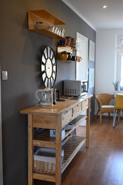 un reloj sobre una mesa de madera en Tatry View Apartment, Free Parking, en Liptovský Mikuláš