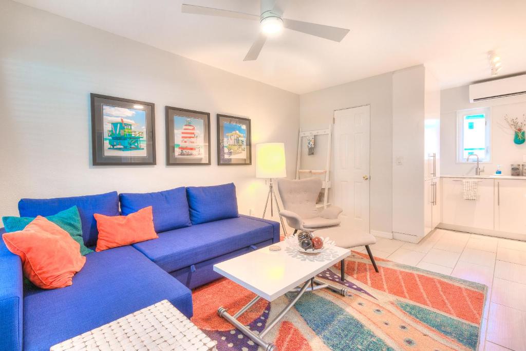 ein Wohnzimmer mit einem blauen Sofa und einem Tisch in der Unterkunft Tropic Terrace #21 - Beachfront Rental in St Pete Beach