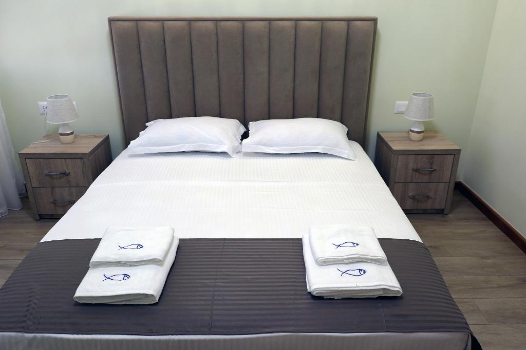 Postel nebo postele na pokoji v ubytování Rifat Peshkatari Hotel