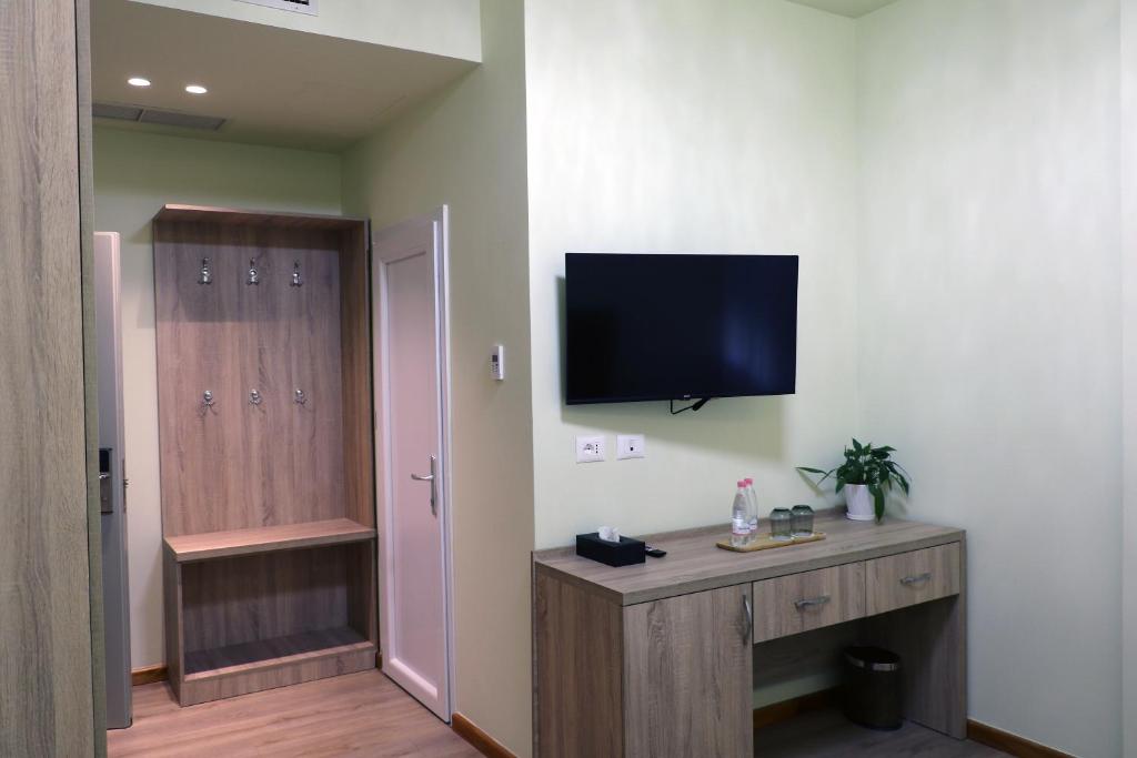 TV a/nebo společenská místnost v ubytování Rifat Peshkatari Hotel