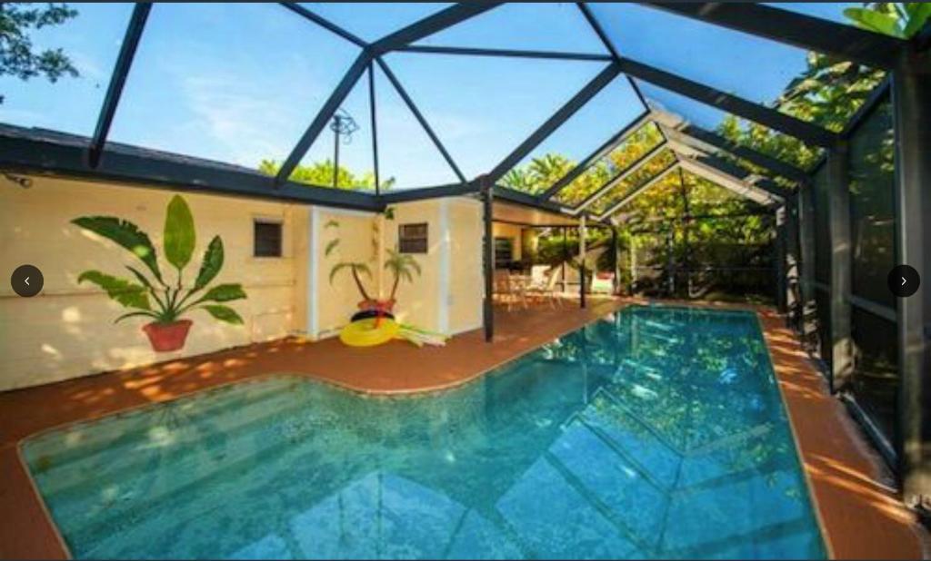 Kolam renang di atau dekat dengan Coastal Breeze - Beach Pool Home!