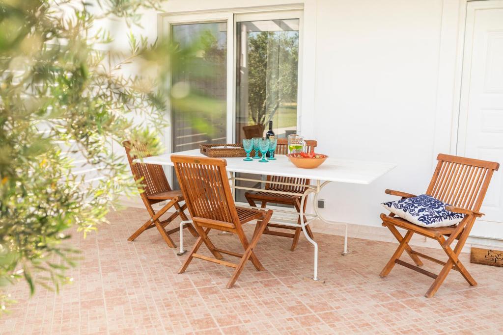 Balkón nebo terasa v ubytování Einalia Holiday Homes by the Beach