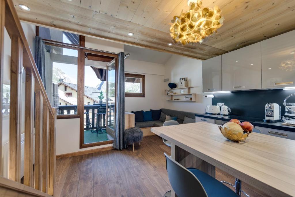 CHANTELOUVE Tres bel appartement avec une jolie Vue