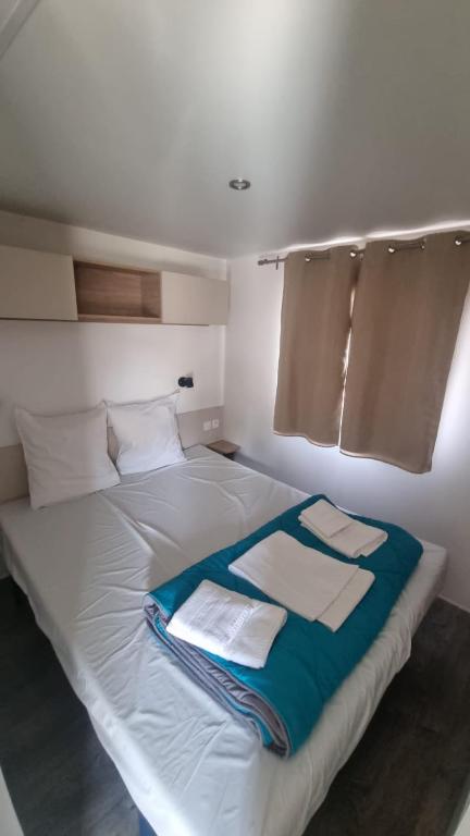 Postel nebo postele na pokoji v ubytování Kokua Vacances présente MOBIL HOME résidentiel toutes options camping 4 étoiles CANET