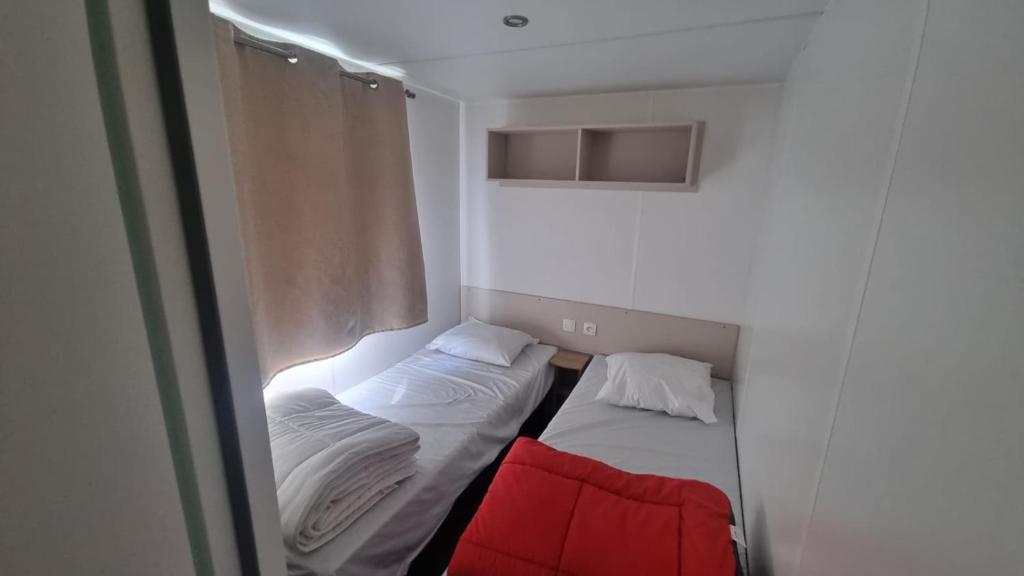 Postel nebo postele na pokoji v ubytování Kokua Vacances présente MOBIL HOME résidentiel toutes options camping 4 étoiles CANET